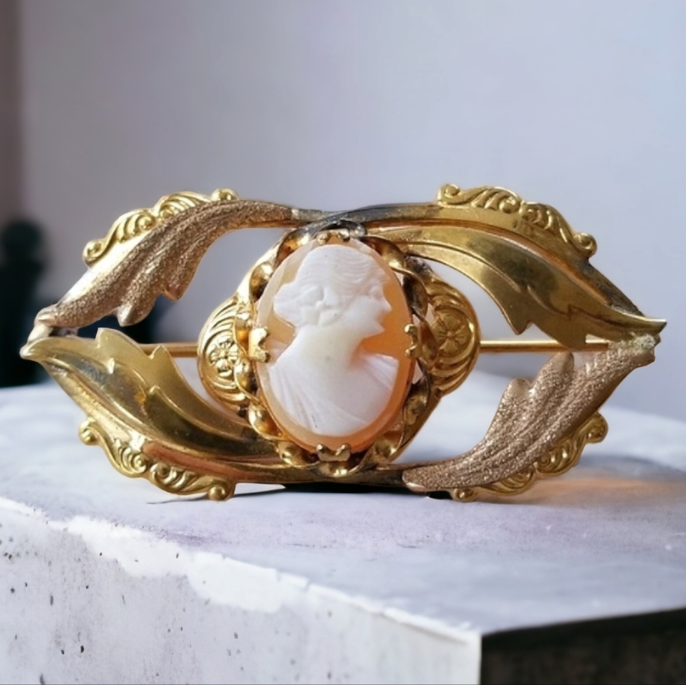 Vintage 1950s Shell Cameo Goldtone Leaf Brooch